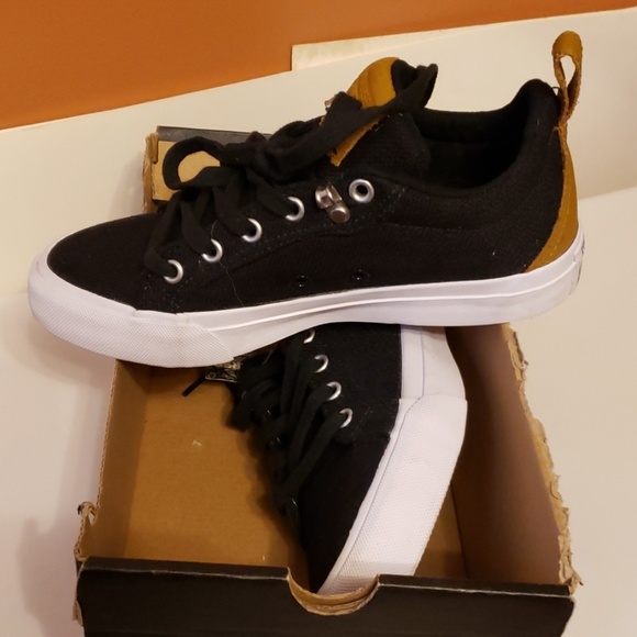 New converse shoes. Men's/kids sz 4.Women's sz 5.5 - Picture 2 of 3